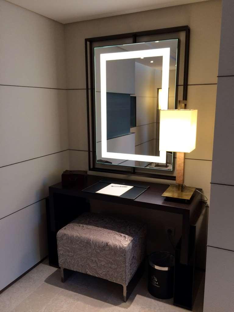 Tangla Hotel Brussels Kraainem Exterior foto A vanity table with a lighted mirror